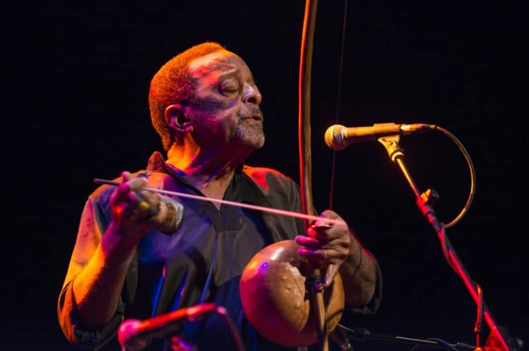 Itaú Cultural, em SP, homenageia o percussionista brasileiro Naná Vasconcelos. (Foto: JV CL/Wikimedia Commons)