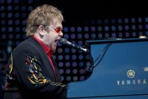 Livro explora carreira de Elton John. (Foto: Ernst Vikne/Wikimedia Commons)