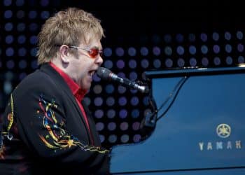 Livro explora carreira de Elton John. (Foto: Ernst Vikne/Wikimedia Commons)