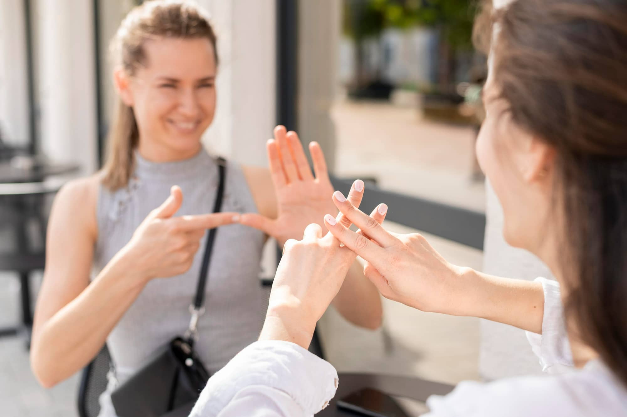 Não perca a oportunidade de se inscrever em um curso de Libras. (Foto: Divulgação/Freepik)