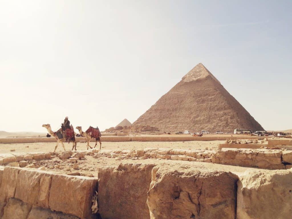 Pirâmide de Djoser com elevador hidráulico.