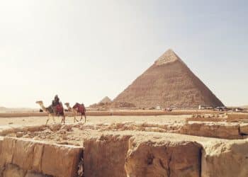 Pirâmide de Djoser com elevador hidráulico.