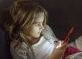 Uso de celular no escuro e o problemas de visão em crianças.