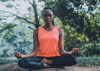 Veja os principais benefícios do yoga. (Foto: Oluremi Adebayo/Pexels)