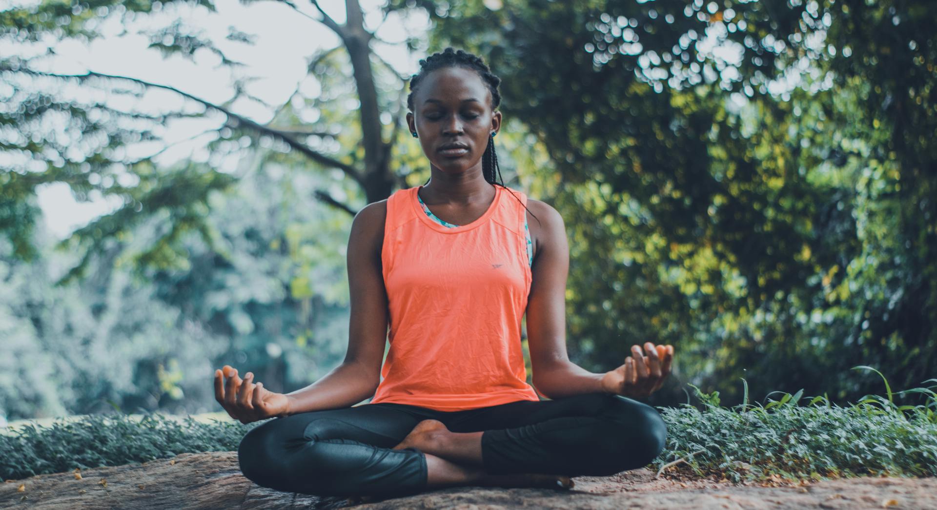 Veja os principais benefícios do yoga. (Foto: Oluremi Adebayo/Pexels)