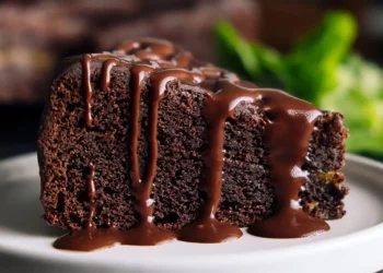 Dentre várias receitas sem glúten fáceis e deliciosas, que tal um bolo de chocolate (também sem glúten)?. (Foto: Divulgação)