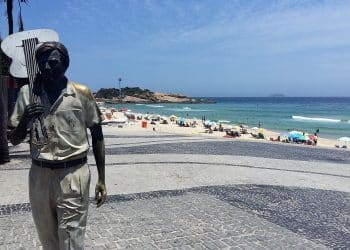 Estátua de Tom Jobim celebra o legado cultural da Bossa Nova. (Foto: Divulgação/Wikimedia Commons)