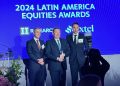 Ivens Dias Branco Jr. recebendo o prêmio de melhor CEO da América Latina em 2024, concedido pela Institutional Investor.