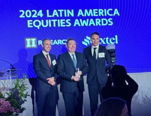 Ivens Dias Branco Jr. recebendo o prêmio de melhor CEO da América Latina em 2024, concedido pela Institutional Investor.