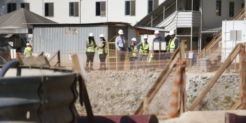 Imagem de pessoas trabalhando na construção do túnel onde foram encontrados os achados arqueológicos.