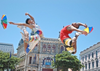 Imagem de dois homens dançando frevo para ilustrar a matéria jornalística de Capiba.