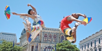 Imagem de dois homens dançando frevo para ilustrar a matéria jornalística de Capiba.