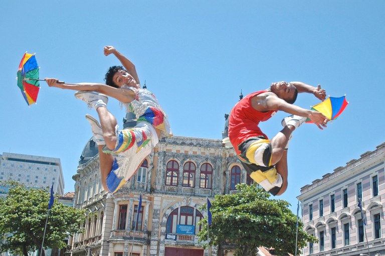 Imagem de dois homens dançando frevo para ilustrar a matéria jornalística de Capiba.