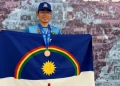 Luiz Fernando segurando a bandeira de Pernambuco na competição mundial de robótica.