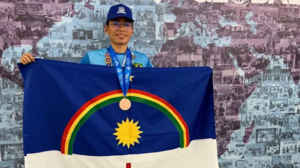 Luiz Fernando segurando a bandeira de Pernambuco na competição mundial de robótica.