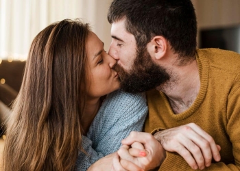 Imagem de casal se beijando, representando uma relação de amor.