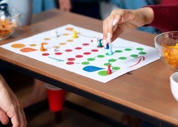 Amigos jogando board games.