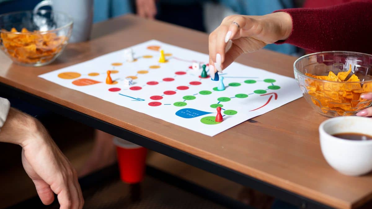 Amigos jogando board games.