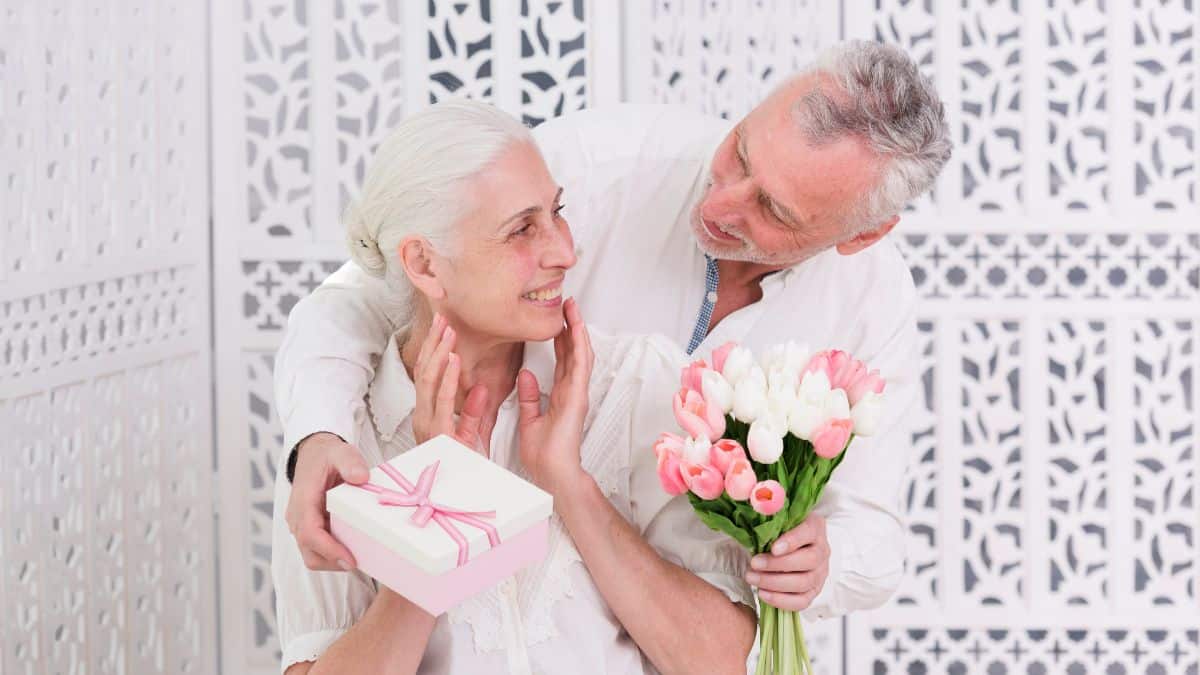 Casal apaixonado em casamento na terceira idade.