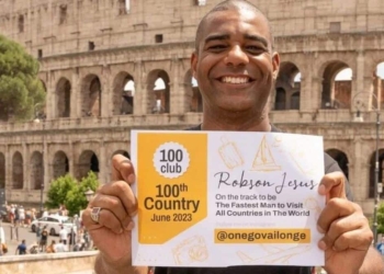 Imagem de Robson Jesus segurando o certificado de homem mais rápido a visitar todos os países do mundo, dado pelo Guiness Book.