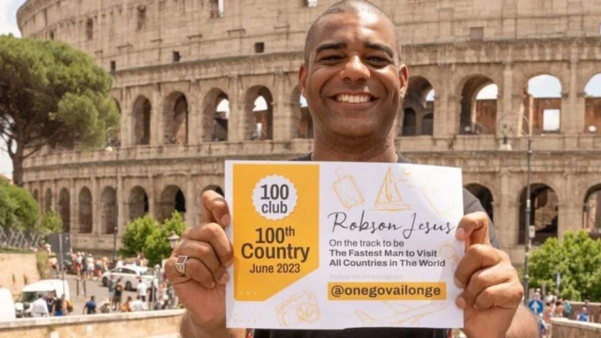 Imagem de Robson Jesus segurando o certificado de homem mais rápido a visitar todos os países do mundo, dado pelo Guiness Book.