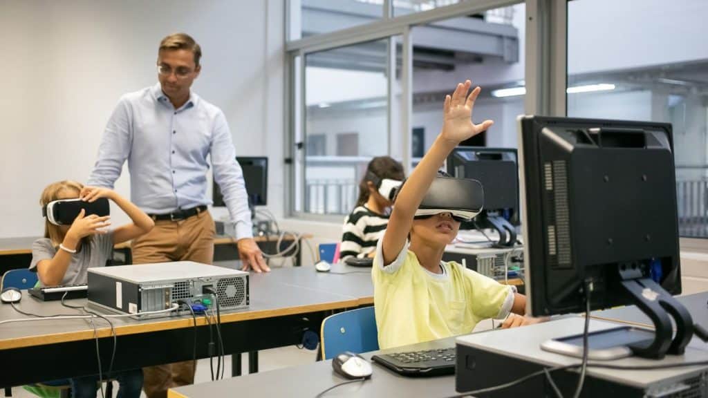 Professor utilizando inteligência artificial com os alunos em sala de aula.