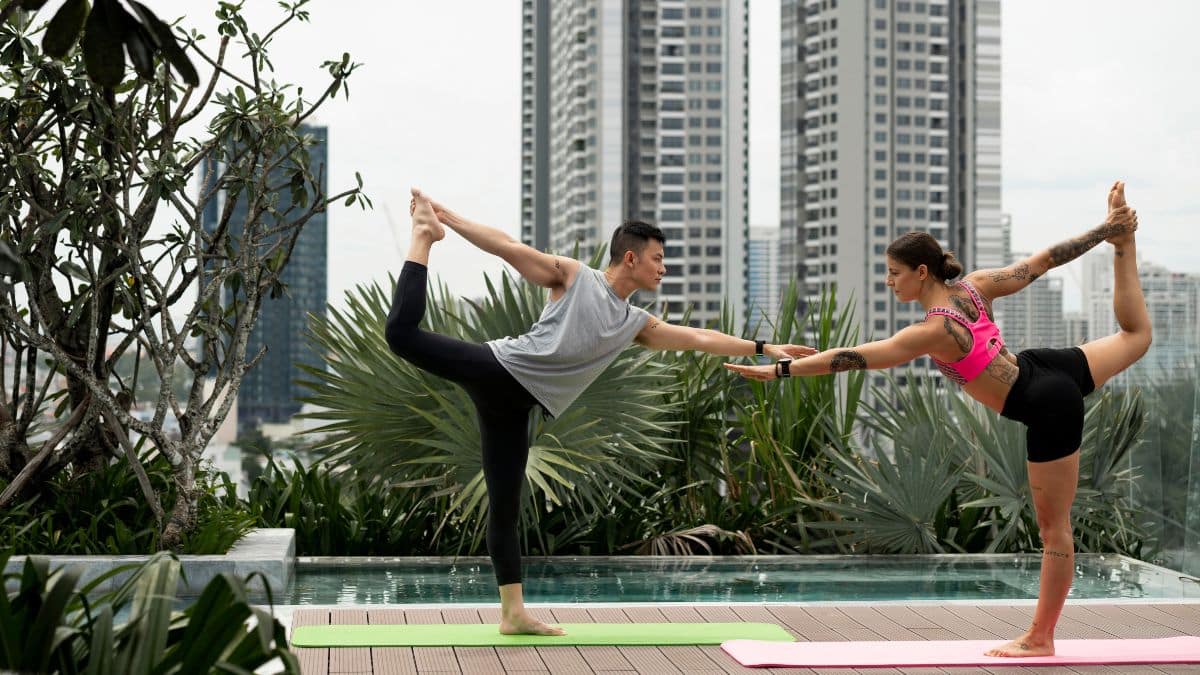 Imagem de casal praticando yoga para representar qualidade de vida em Singapura.