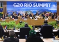 Participantes reunidos na Cúpula do G20, com destaque para líderes globais discutindo a Aliança Global contra a Fome e a Pobreza em novembro de 2024.