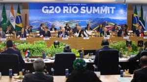 Participantes reunidos na Cúpula do G20, com destaque para líderes globais discutindo a Aliança Global contra a Fome e a Pobreza em novembro de 2024.