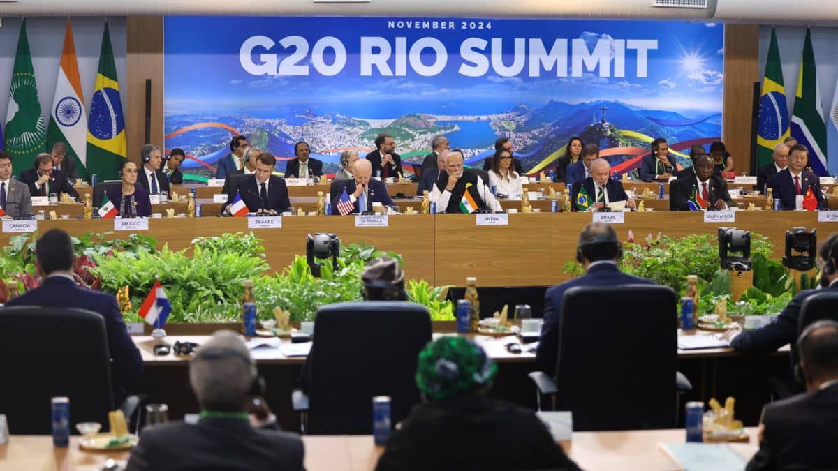 Participantes reunidos na Cúpula do G20, com destaque para líderes globais discutindo a Aliança Global contra a Fome e a Pobreza em novembro de 2024.