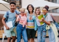 Estudantes felizes e sorrindo para a câmera.