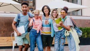 Estudantes felizes e sorrindo para a câmera.