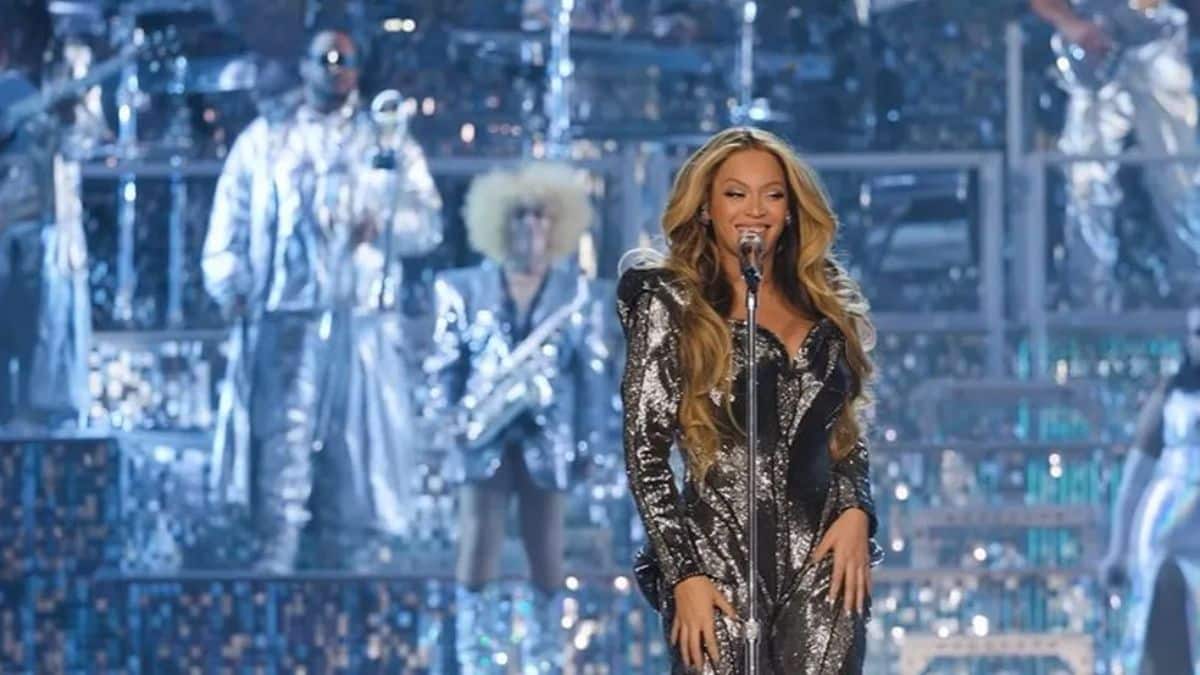 Beyoncé se apresentando no palco com trajes brilhantes.