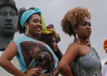 Mulheres negras com roupas e adereços tradicionais celebrando o Dia da Consciência Negra.