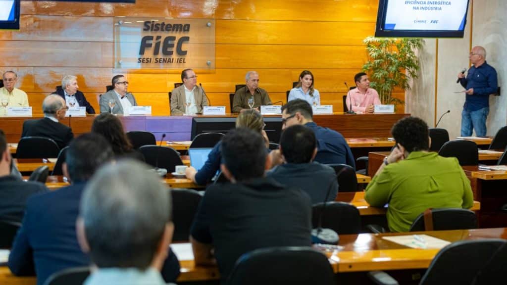 Palestrante apresenta ideias sobre eficiência energética para profissionais e líderes industriais em evento na FIEC.