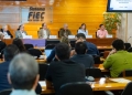 Palestrante apresenta ideias sobre eficiência energética para profissionais e líderes industriais em evento na FIEC.