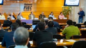 Palestrante apresenta ideias sobre eficiência energética para profissionais e líderes industriais em evento na FIEC.