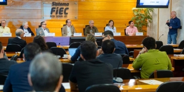 Palestrante apresenta ideias sobre eficiência energética para profissionais e líderes industriais em evento na FIEC.