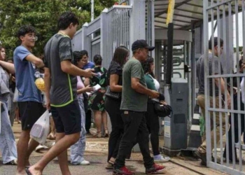 Imagens de estudantes à caminho da prova do Enem 2024.