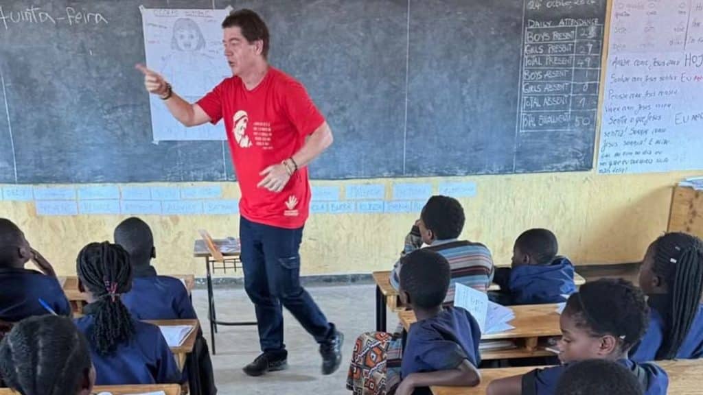 Evaldo José, ex-narrador esportivo, dá aula para crianças refugiadas na Escola Nação Ubuntu, localizada no campo de refugiados Dzaleka, no Malaui.