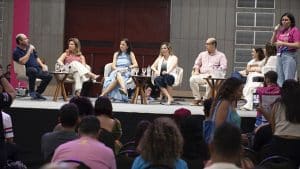 Palestrantes participam de debate sobre empreendedorismo e responsabilidade social no segundo dia da Expo Favela 2024, com público atento na plateia.