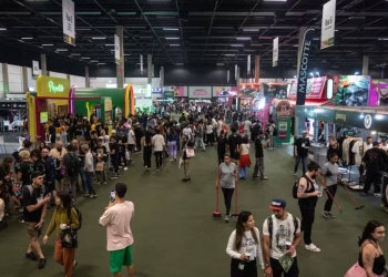 Visitantes explorando estandes diversos durante a Feira Canábica em São Paulo.