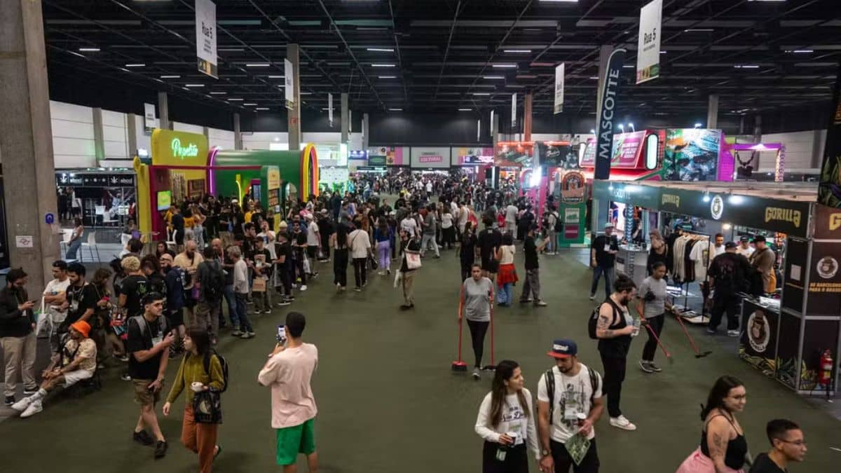 Visitantes explorando estandes diversos durante a Feira Canábica em São Paulo.