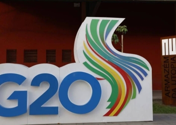 Logotipo do G20 em frente ao Armazém da Utopia no Rio de Janeiro, local que sediará eventos do G20.