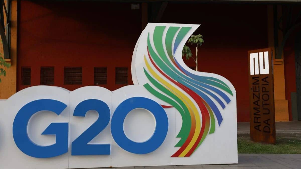 Logotipo do G20 em frente ao Armazém da Utopia no Rio de Janeiro, local que sediará eventos do G20.