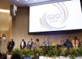 Painel do G20 Social com especialistas debatendo regulação da IA para proteger direitos humanos.