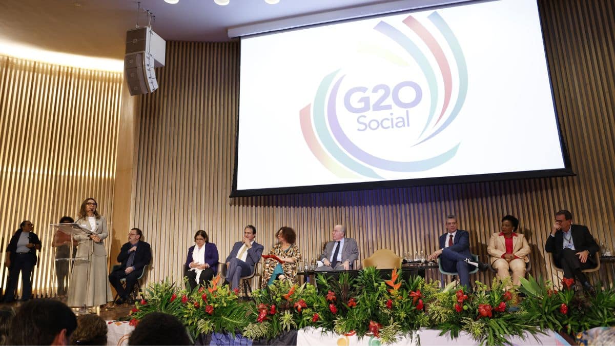 Painel do G20 Social com especialistas debatendo regulação da IA para proteger direitos humanos.