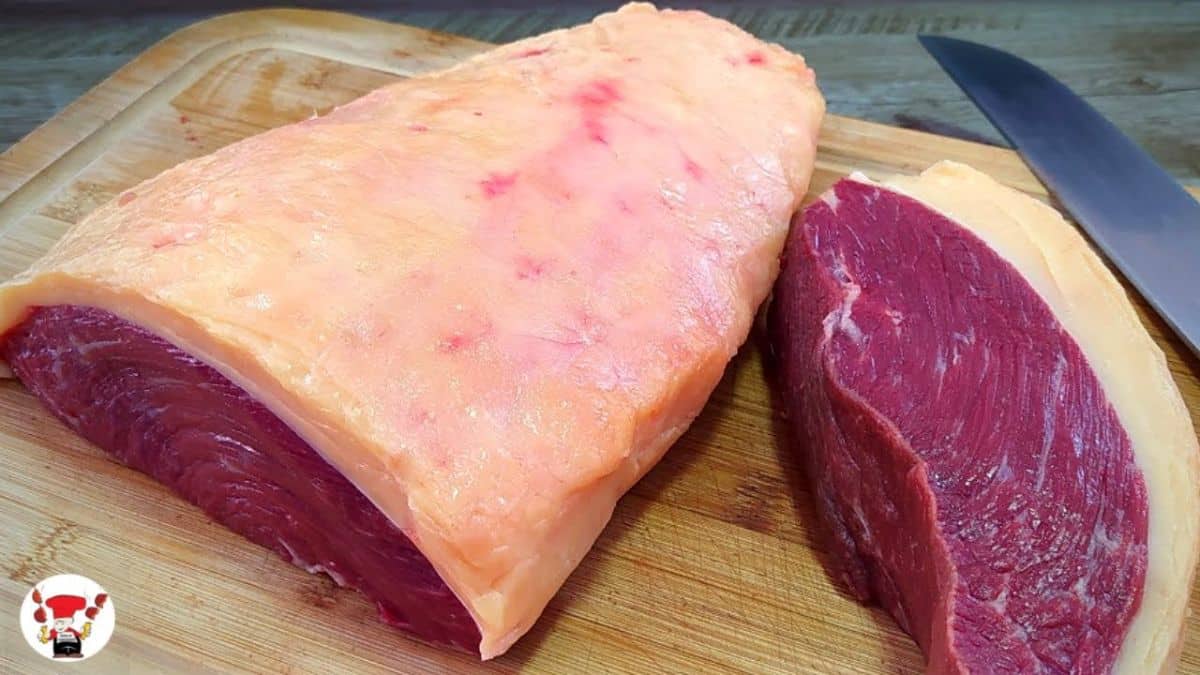 Peça de picanha crua.