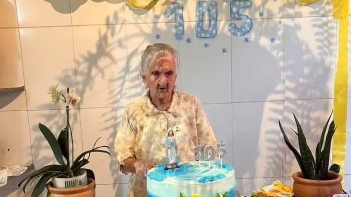 Idosa de 105 anos em seu aniversário.