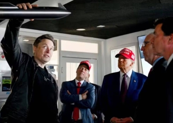 Elon Musk segurando um modelo da Starship, acompanhado por líderes políticos, incluindo Donald Trump, em uma reunião na base da SpaceX.